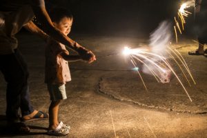 花火をする子ども